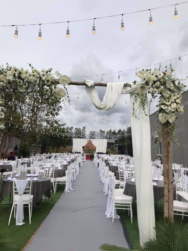 Sảnh cưới cùng công tác chuẩn bị đón khách đã được chuẩn bị xong.