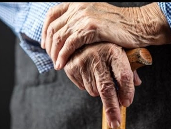 Vì mệt mỏi, ông cụ nghĩ ra một “mẹo” để đi xe ô tô về nhà miễn phí.