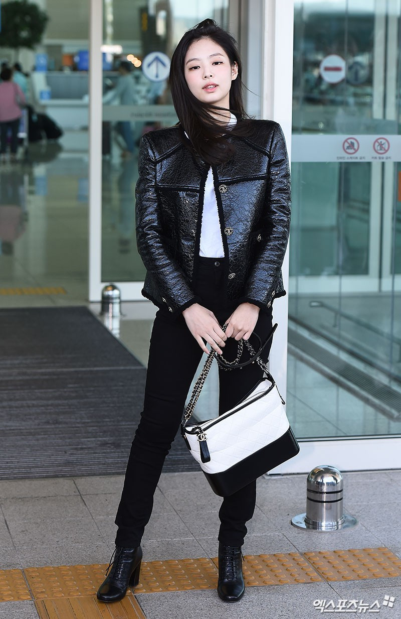 Bí kíp diện đồ đen trắng tuy đơn giản mà vẫn tỏa sáng như sao Hàn ảnh 1