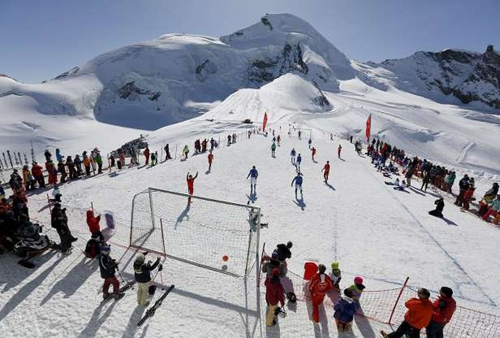 Một sân bóng trên tuyết ở Saas-Fee, Thụy Sĩ./.