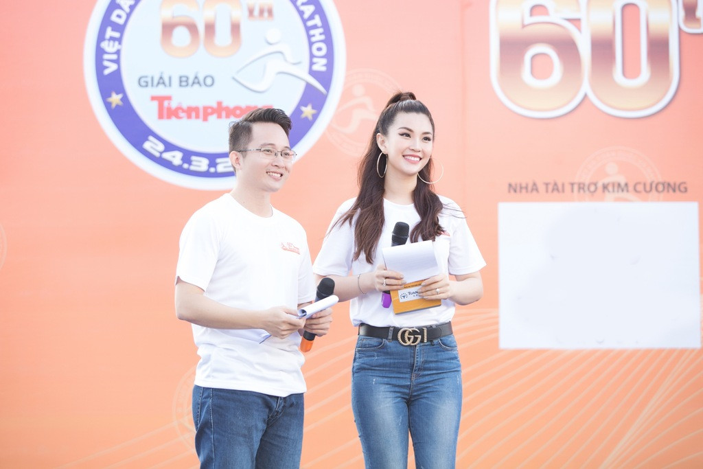 Người đẹp chọn kiểu tóc búi cao và bông tai khuyên lớn cùng jeans gọn gàng phù hợp với tính chất buổi chạy Việt dã.