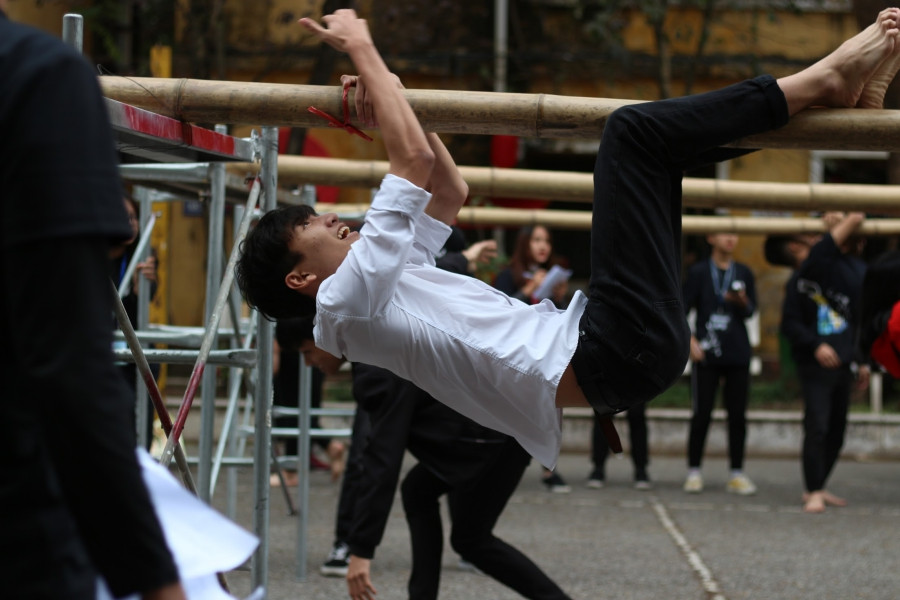 Sinh viên trường “hoàng gia” sẵn sàng tham gia cả những thử thách khó khăn nhất của thể lực.