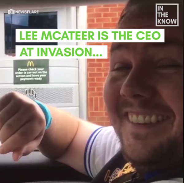 Đó chính là món quà bất ngờ mà ông chủ Lee tạo ra cho nhân viên của mình. Đến ông chủ còn cười tít hết mắt nữa cơ mà.