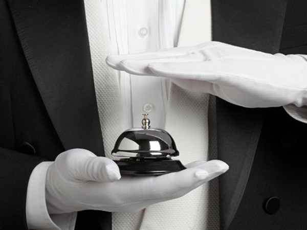 Cô tiểu thư còn cần cả một quản gia và một người quản lý đội ngũ giúp việc nữa.