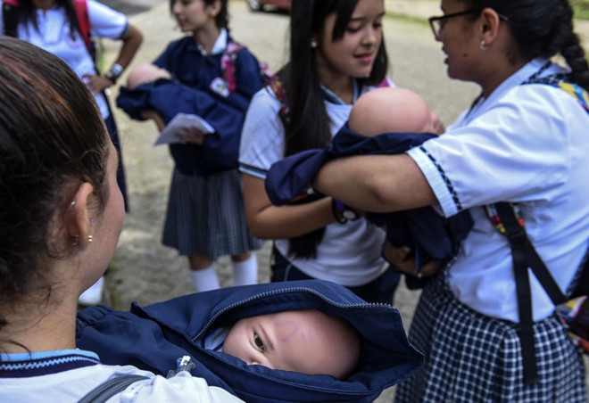 Những em bé robot cũng biết khóc khi đòi ăn, thay tả. Ảnh: AFP.