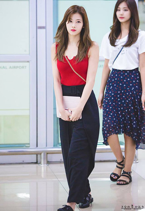 Những pha đụng hàng "nóng bỏng" của loạt mỹ nhân Kpop ảnh 1