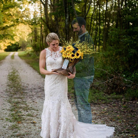 Padgett khóc bên mộ vị hôn phu. Ảnh: chụp màn hình THE SUN