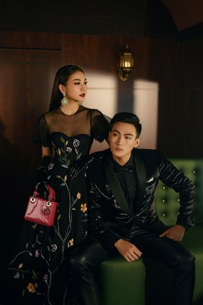 Tưởng rằng trong khoang tàu chặt hẹp sẽ bị hạn chế về cách tạo dáng, nhưng Thanh Hằng – Mặc Trung Kiên biến nó trở thành đạo cụ đắc lực trong các shoot hình. Với thiết kế vest đính sequins trở nên thu hút, quán quân The Face trở thành quý ông tưởng thành và uy tín với biểu cảm nam tính. Trong khi đó, Thanh Hằng khoe vẻ đẹp gợi cảm vừa đủ với váy xuyên thấu phần thân trên. Họa tiết hoa được thêu đính dàn trải và vừa đủ, không gây rối mắt người nhìn