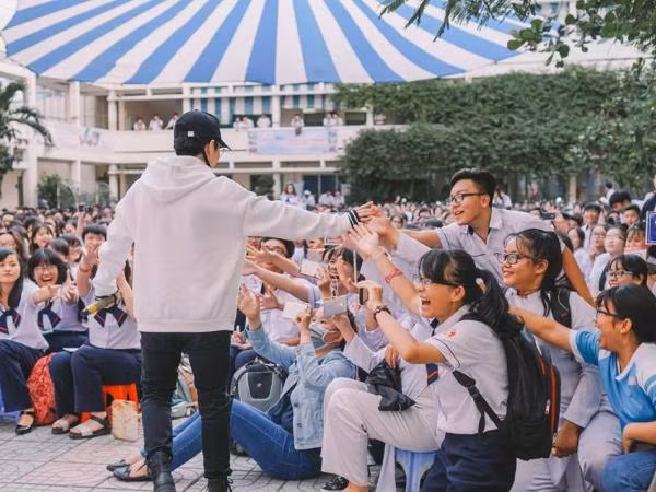 Hai anh chàng siêu thân thiện khi liên tục có hành động tương tác với fan như bắt tay, selfie cùng và cả…ôm fan