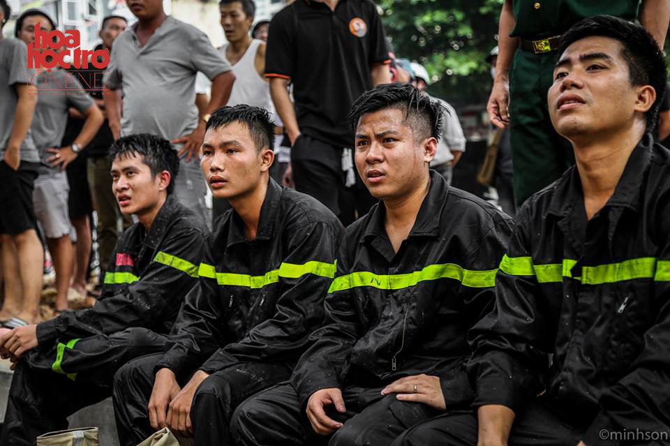 Những người lính cứu hỏa ướt mồ hôi sau khi cứu tòa nhà khỏi hỏa hoạn.