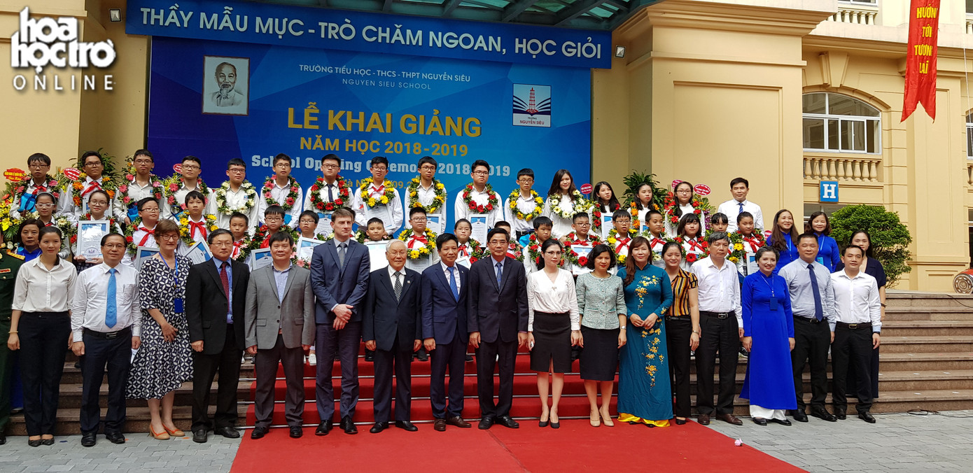Các học sinh đạt thành tích cao trong học tập được vinh danh.