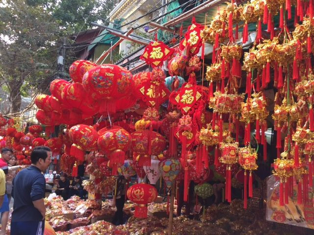 Phố Hàng Mã tràn ngập những đồ trang trí Tết