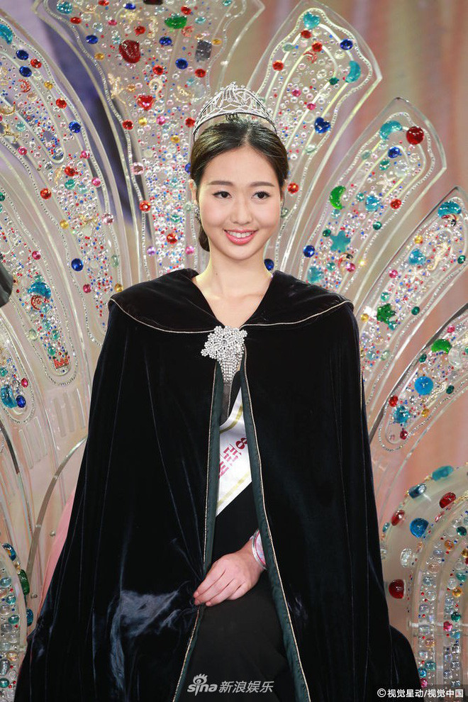 Giây phút Lương Tuyết Dao đăng quan cuộc thi Hoa hậu ATV Hong Kong.