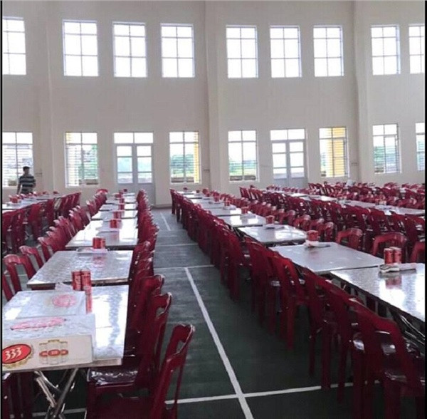 Dù ăn trong nhà đa năng thì cũng hoành tráng không kém. (Ảnh: Huyền Phạm)