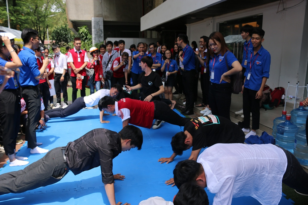 Các bạn sinh viên nhiệt tình tham gia các hoạt động đội nhóm, câu lạc bộ diễn ra sau Lễ khai giảng 