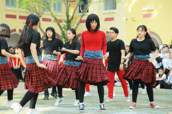 Tạo hình có 1-0-2 của Chi Pu cùng trang phục đỏ đen với điểm nhấn là chiếc váy carô đỏ đen được nam sinh Marie Curie cosplay lại khá giống với bản gốc.