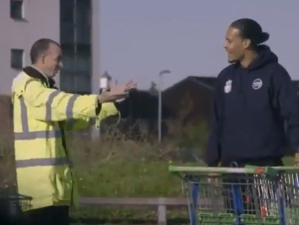 Van Dijk giả vờ “tình cờ” hỏi thăm chú David ở bãi đỗ xe của siêu thị.