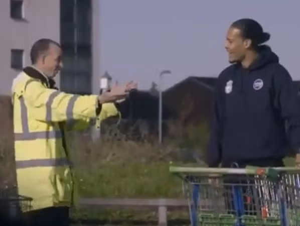 Van Dijk giả vờ “tình cờ” hỏi thăm chú David ở bãi đỗ xe của siêu thị.