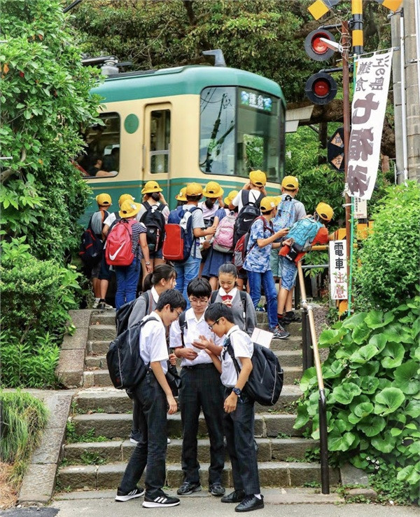 Một nhóm học sinh trung học Nhật Bản đang chờ đợi tàu điện. (Nguồn ảnh: Instagram)