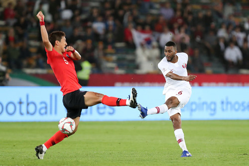 Hatem tung cú sút ghi bàn mang về chiến thắng cho Qatar. Ảnh: REUTERS.