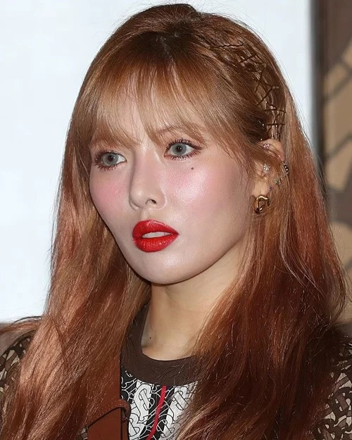 Gương mặt bắt sáng vừa phải giúp Hyuna ghi điểm với làn da tràn đầy sức sống.