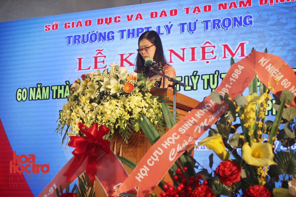 Cô Nguyễn Thị Bích Thủy - Hiệu trưởng trường THPT Lý Tự Trọng phát biểu khai mạc buổi lễ. Ảnh: Linh Phương