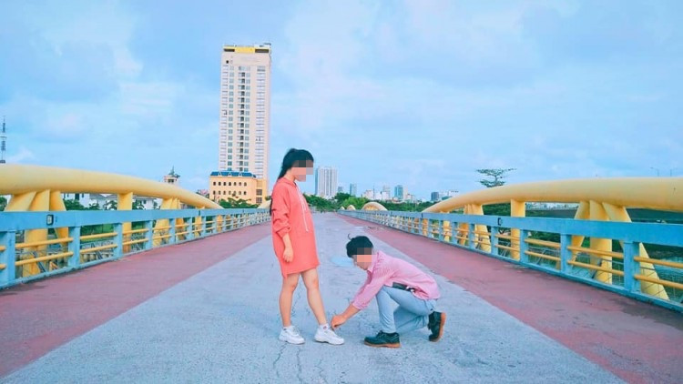 Sự chăm chút, tình tứ này khiến ít người tin đây là tình bạn. Sự chăm chút, tình tứ này khiến ít người tin đây là tình bạn.