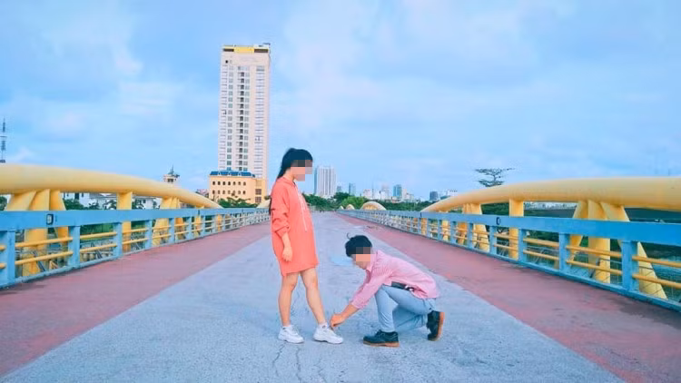 Sự chăm chút, tình tứ này khiến ít người tin đây là tình bạn.