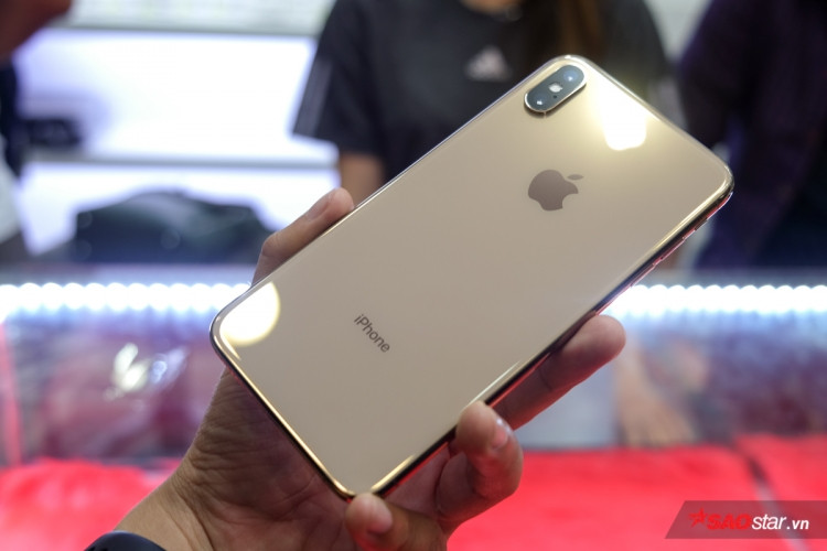 Là một phiên bản “S” nhưng mặt lưng chiếc máy này lại không có chữ “S” bên dưới dòng chữ iPhone như những gì từng xuất hiện trên iPhone 5s hay 6s. Là một phiên bản “S” nhưng mặt lưng chiếc máy này lại không có chữ “S” bên dưới dòng chữ iPhone như những gì từng xuất hiện trên iPhone 5s hay 6s.