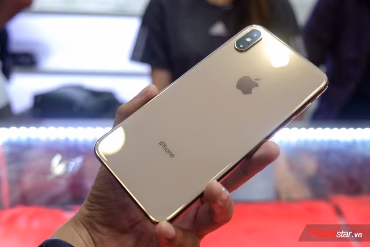 Là một phiên bản “S” nhưng mặt lưng chiếc máy này lại không có chữ “S” bên dưới dòng chữ iPhone như những gì từng xuất hiện trên iPhone 5s hay 6s.