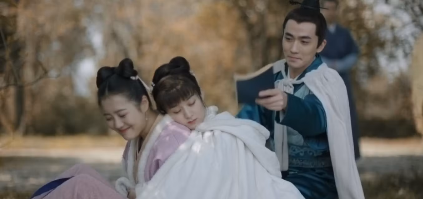 Tề Hành lấy vở ra quạt cho 