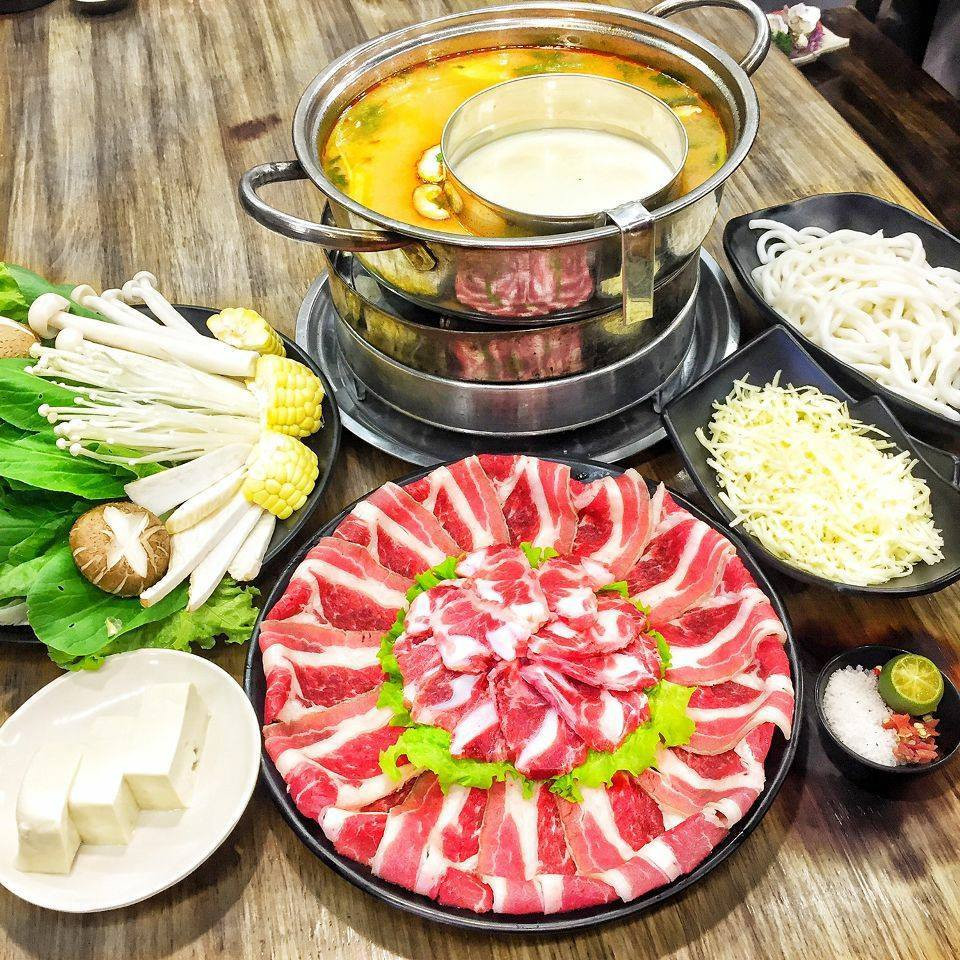 Lẩu cốc phô mai - lẩu phô mai biến tấu để phù hợp với người Việt.