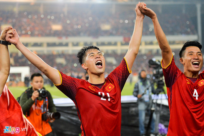 Sau trận chung kết lượt về AFF Cup 2018, trung vệ Đình Trọng phải sang Hàn Quốc điều trị chấn thương. Cầu thủ này có thể sẽ phải phẫu thuật và dự kiến mất vài tháng để bình phục hoàn toàn. Ảnh: Việt Hùng.