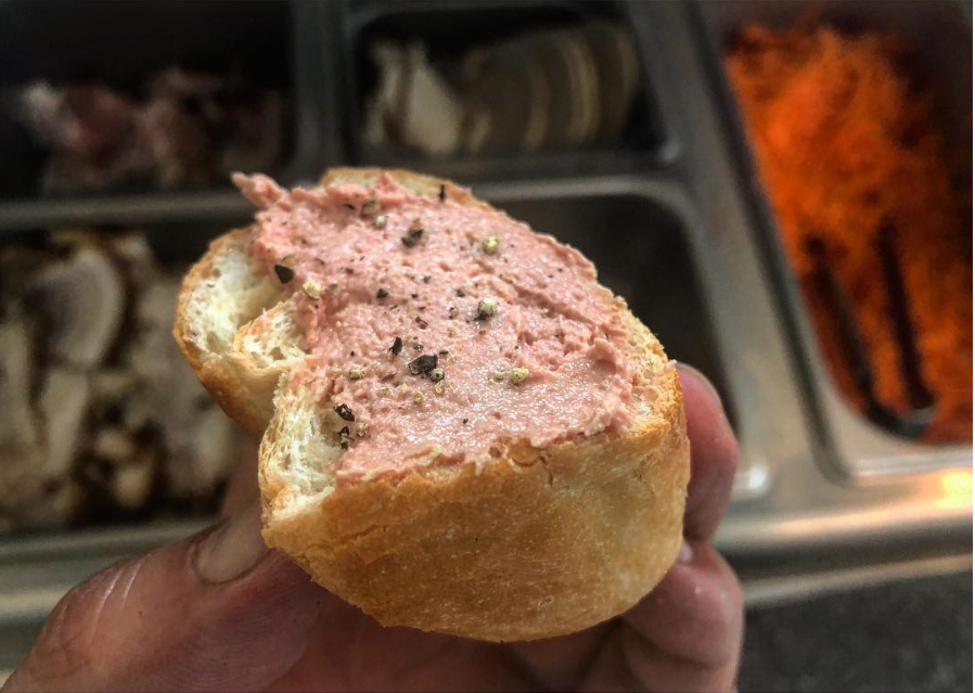 "Phải lòng" bánh mì Việt Nam, chàng trai Hàn Quốc quyết học bằng được "bí kíp" trước khi trở về ảnh 7