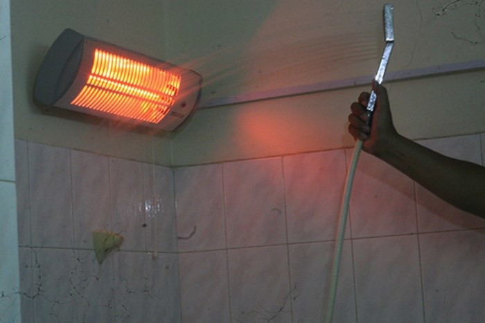 Đèn sưởi trong nhà tắm rất dễ bị chập cháy nếu dính nước. Đèn sưởi trong nhà tắm rất dễ bị chập cháy nếu dính nước.