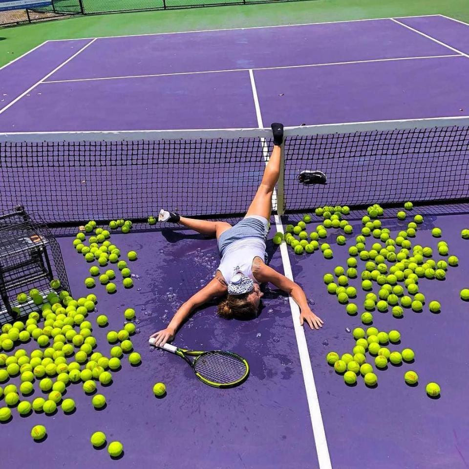 Ngã trên sân tennis - một trong những nơi thể hiện đẳng cấp của hội con nhà giàu Nga.