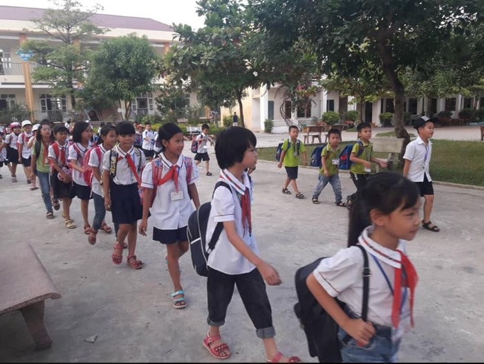 Không chỉ có phụ huynh mà cả các em học sinh cũng được điều động để đảm bảo an toàn giao thông, trật tự sau giờ tan học.