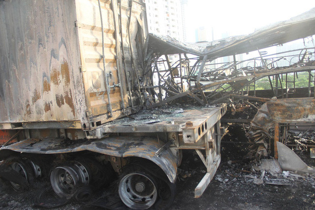 Chiếc xe container cũng bị cháy một phần.