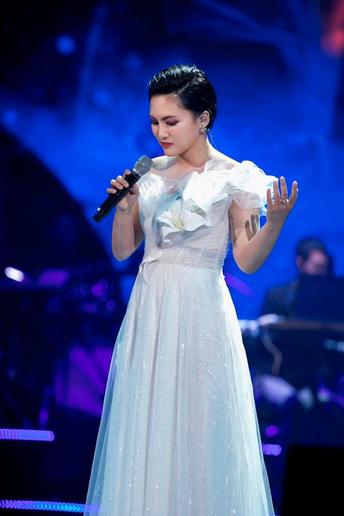 Mỹ Tâm lần đầu đem ca khúc mới "Khi ta yêu" biểu diễn live trên sân khấu ảnh 9