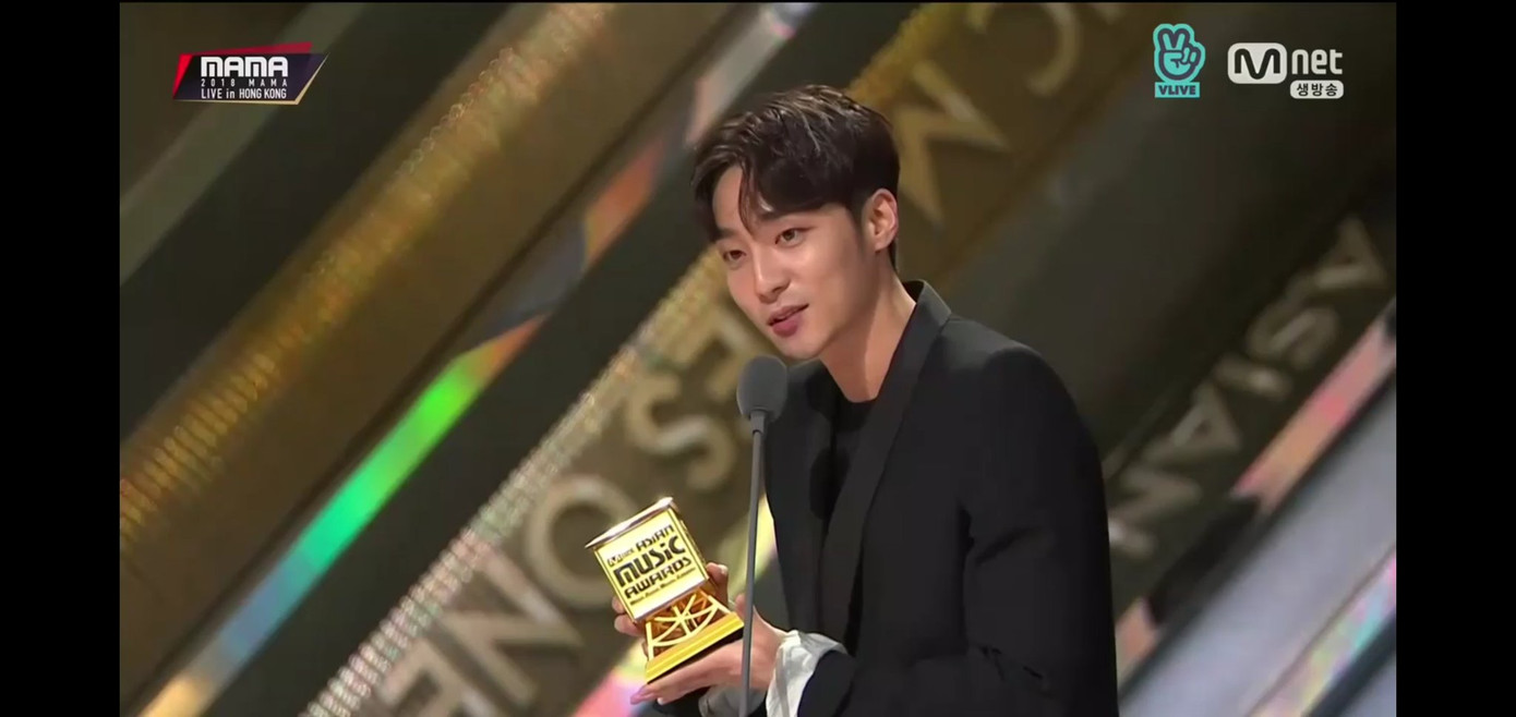 Roy Kim giành giải Nam nghệ sĩ xuất sắc nhất.