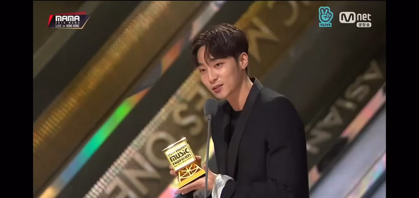 Roy Kim giành giải Nam nghệ sĩ xuất sắc nhất