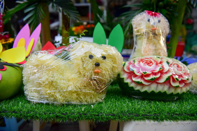 Hoa dưa hấu và chó làm từ bưởi.