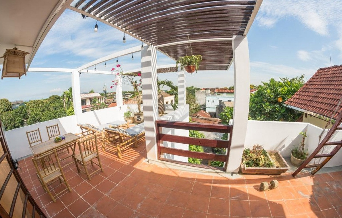 Ban công đầy nắng và gió của Tam Family là địa điểm hoàn hảo để thưởng thức trọn vẹn Lễ hội Khinh khí cầu Quốc tế Huế lần thứ 3. (Nguồn ảnh: Luxstay)