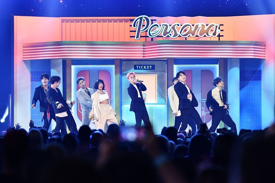 Màn biểu diễn đầy ấn tượng với ca khú chủ đề Boy With Luv nằm trong album Map Of The Soul: Persona. Màn biểu diễn đầy ấn tượng với ca khú chủ đề Boy With Luv nằm trong album Map Of The Soul: Persona.