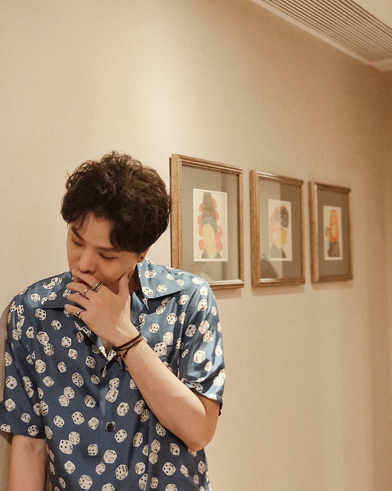 Còn đây là hình ảnh bình thường của nam ca sĩ.