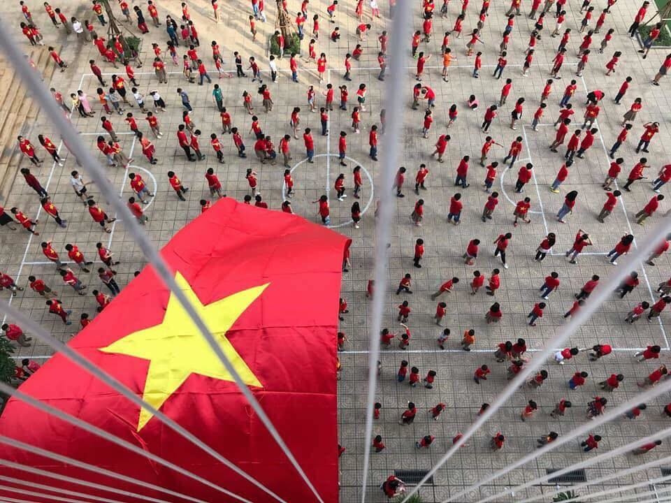Sinh viên trường Đại học nhảy flashmob trong trang phục áo cờ đỏ sao vàng. Sinh viên trường Đại học nhảy flashmob trong trang phục áo cờ đỏ sao vàng.