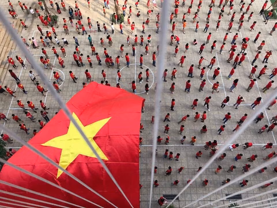 Sinh viên trường Đại học nhảy flashmob trong trang phục áo cờ đỏ sao vàng.