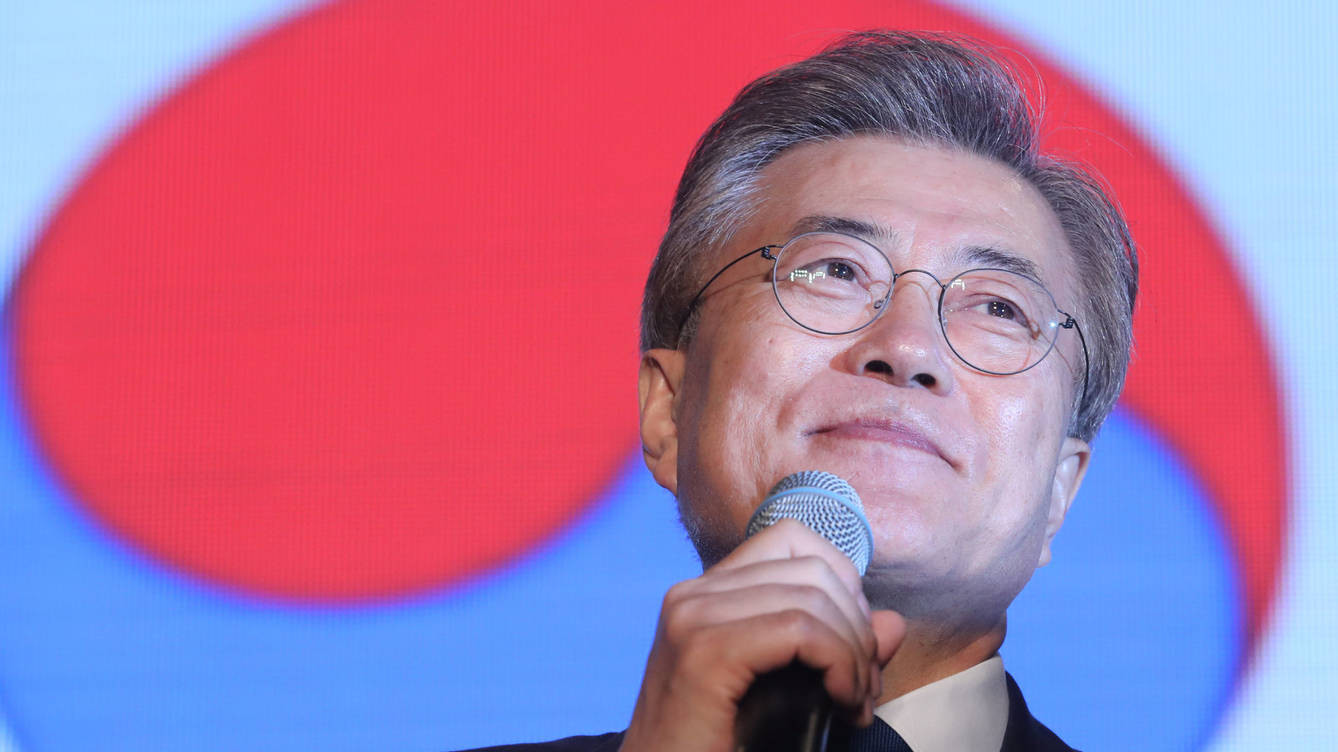 Tổng thống Hàn Quốc ông Moon Jae In chọn IU là ngôi sao mình yêu thích nhất.