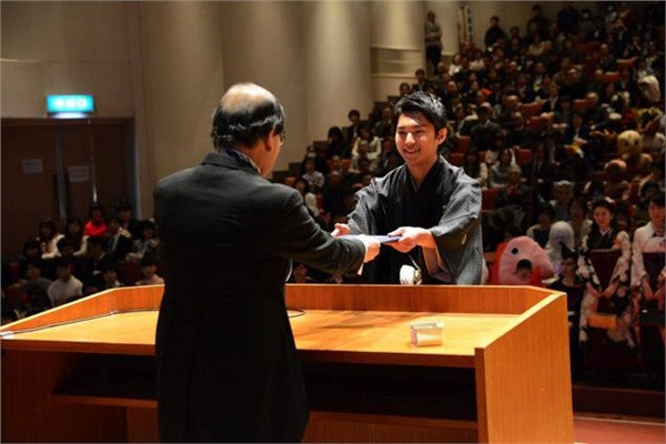 Thầy giáo đang trao bằng cho một sinh viên người Trái đất...