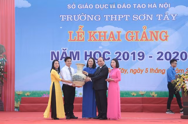 Được biết đây là năm học thứ 60 của Trường THPT Sơn Tây (1959-2019). Sau khi dự Lễ khai giảng năm học mới, Thủ tướng Nguyễn Xuân Phúc tặng quà lưu niệm cho thầy trò trường THPT Sơn Tây.